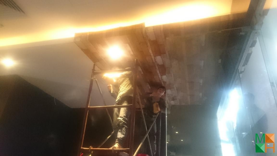 thi-cong-giay-dan-tuong-tai-toa-nha-IPH (4)